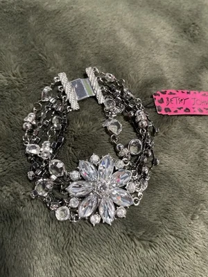 Brazalete de Colección Betsey Johnson Brillante Imitación Cristal Gemas Bisagras Tono Plata Nuevo con Etiquetas Foto 1 de 3