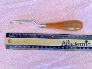 Vintage Holzgriff Riegel Haken Werkzeug für Teppich Handwerk Garne Made in USA - Bild 1 von 3