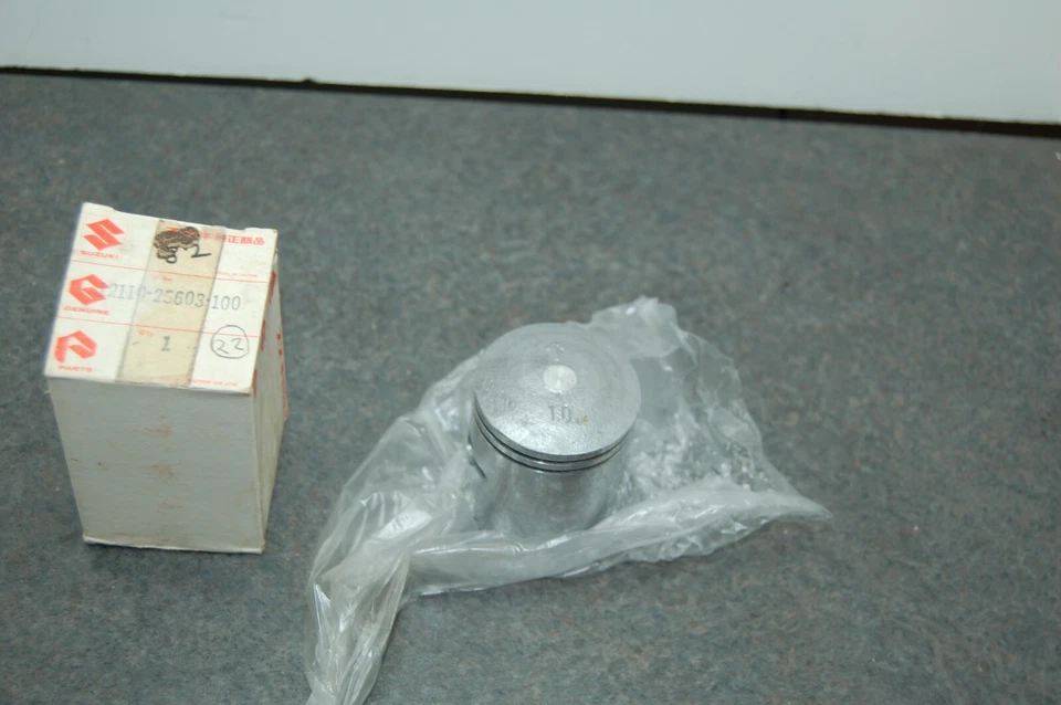 Pistón Suzuki 12110-25603-100 +1,00 OverSIZE TC100 TS100 1972-1973 NUEVO DE STOCK ORIGINAL Foto 1 de 4