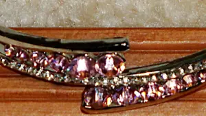 Armbänder. Silberfarbener Armreif mit rosa Kristallen. Größe 7 - Bild 1 von 4