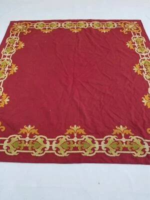 复古传统红色针绣刺绣桌布 71x68 英寸 — 第 1/4 张图片