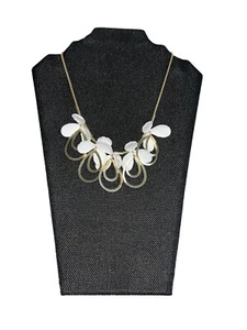 Goldfarbene weiße Blumen Tropfen Anhänger Kostüm Kette baumeln Statement Halskette - Bild 1 von 8