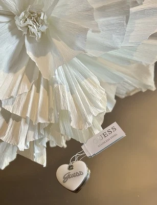 Schmuck Anhänger Guess Herz Groß Weiß Und Silber Individuell Charm Herzloch - Bild 1 von 3