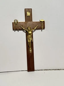 Crocifisso da parete in legno vintage Arma Christi, croce cattolica 12” x 6,25” - Foto 1 di 8