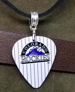 Colorado Rockies Gitarren-Plektrum-Halskette an schwarzer Wildlederschnur - Bild 1 von 3