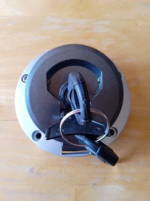 Fuel Gas Cap cover key For Suzuki VSTROM DL1000 DL650 GW250 GSXS1000 SFV650 - Image 1 of 4