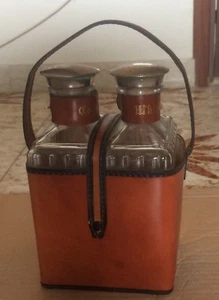 Porta Liquore In Pelle Con 2 Bottiglie Cristallo Originale Anni ‘70 Mai Usato - Foto 1 di 3