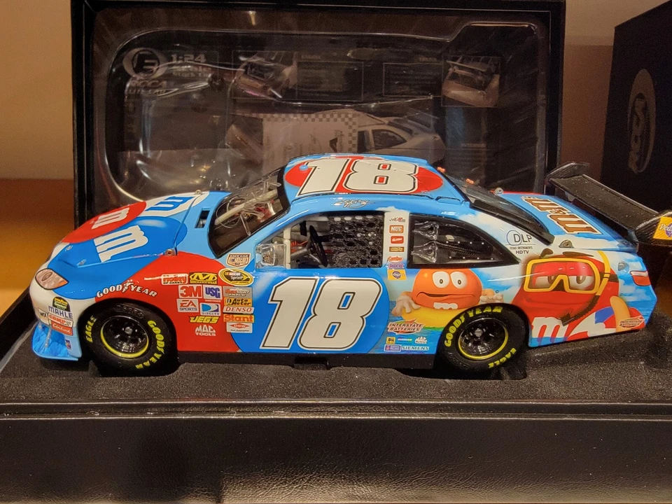 Kyle Busch #18 2008 autografiado M&M/diversión de verano 1/24 Elite Cot Camry - DIN#11 Foto 1 de 4