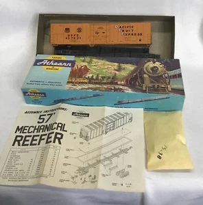Athearn 5465 HO scale 57 Ft Mechanical Reefer P.F.E. (P4) - Picture 1 of 3