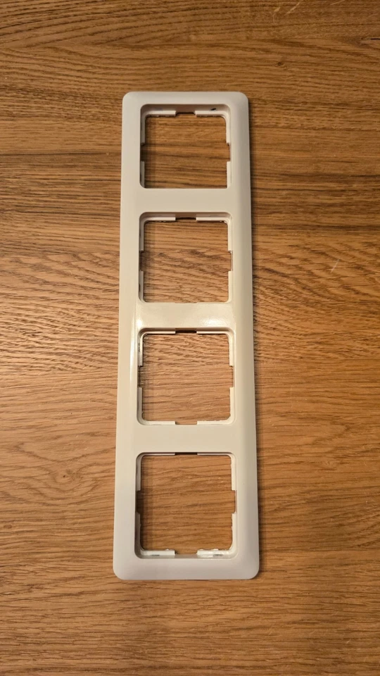 Berker Modul 2 Cremeweiss 4 Fach Rahmen - Bild 1 von 1