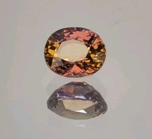 Zafiro sin tratar bicolor púrpura y naranja saturado corte ovalado tierra gema extraída - Imagen 1 de 8