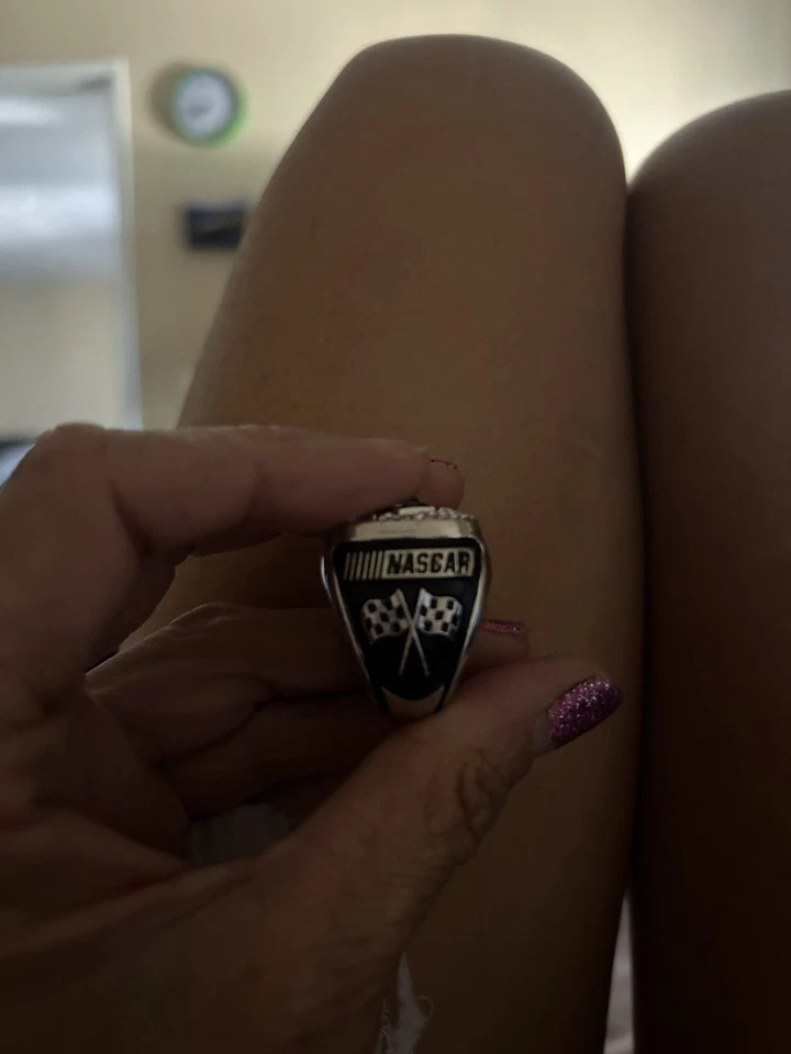 400 Auto Club NASCAR Ring Auto Club Speedway. Anillo de diamante azul en la parte superior. Foto 1 de 3