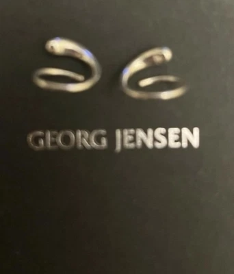 Pendientes de plata de ley Georg Jensen MERCY Swirl Foto 1 de 4