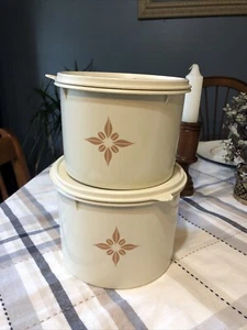 2 botes TUPPERWARE Almond Starburst 265 264 con tapas apilables de colección - Imagen 1 de 6