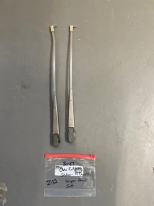 1980 - 87 Olds Cutlass Sedan 4 doors - Wiper Arm Set OEM - Picture 1 of 6