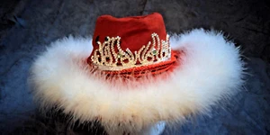 Roter Party Cowboy Hut mit Quasten, Diadem & Boa Borte Pailletten Cowgirl Junggesellinnenabschied - Bild 1 von 14