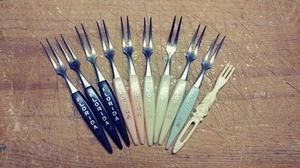 9 VINTAGE FLORIDA COCKTAIL FORKS STAINLESS STEEL PLASTIC WHITE BLACK PINK GREEN - Picture 1 of 7