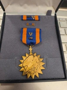 MEDALLA AÉREA DE LA GUERRA DE VIETNAM + CINTA + ALFILER DE SOLAPA VER TIENDA MEDALLAS DE LA PRIMERA GUERRA MUNDIAL-SEGUNDA GUERRA MUNDIAL + MONEDAS PCGS - Imagen 1 de 6