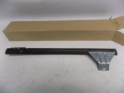 Новый оригинальный производитель 1998-2011 Ford Lincoln Town Car фиксатор стекла передней двери справа - Изображение 1 из 3