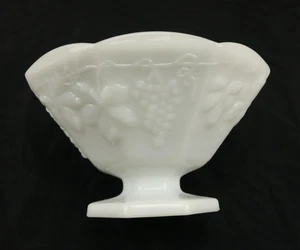 Vintage Anchor Hocking Milk Glass Pedestal Fruit Bowl Harvest Grape Pattern - Picture 1 of 7