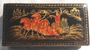 Petite boite Laquée Russe Attelage Signée 8 cm x 4 cm x 3cm N°728/1 - Foto 1 di 7