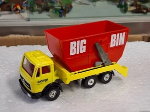 K-63 Corgi: Abrollkipper Mercedes gelb/rot "Big Bin" - Bild 1 von 5