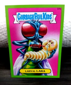 Tarjeta adhesiva Garbage Pail Kids Serie 1 Green Border "LARVAL LARA" #37b 2015 - Imagen 1 de 1