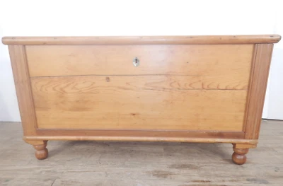 manta grande de pino antiguo cofre con detalles de paloma hasta y pies torneados Foto 1 de 4