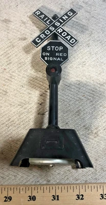 Vintage Marx 417 black plastic O Gauge Bell Ringing Crossing Signal - Works (C) - Image 1 of 4