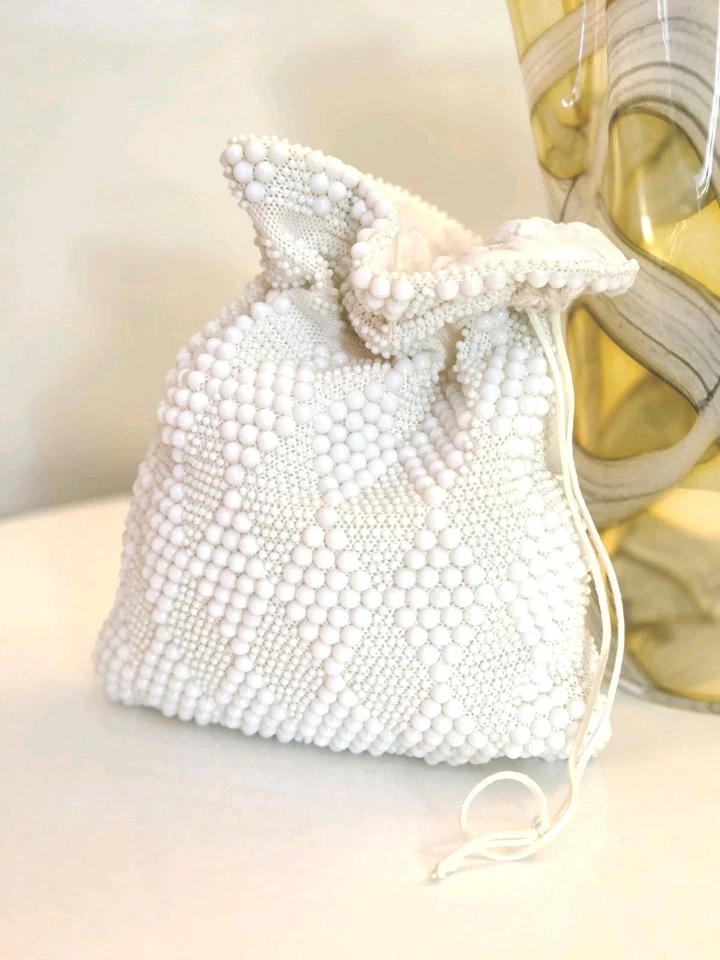 Linda bolsa de miçangas vintage marfim dos anos 50 Hong Kong, bolsa de cordão com miçangas Lucite - Imagem 1 de 4