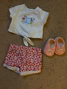 AMERIKANISCHES MÄDCHEN PUPPE BEERE SÜSSE OUTFITS MIT SCHUHEN + FRISCHES ZITRONENMARKT OUTFIT GEBRAUCHT, IN EINWANDFREIEM ZUSTAND - Bild 1 von 3