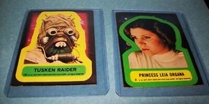 1977 Topps #2 Princess Leia & #10 Tuskin Raider Sticker + Vader Trilogy Button - Bild 1 von 3