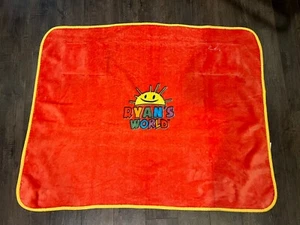 DECKE Ryans World Super Blanky Cape Ärmel tragbar rot LOGO weiche Figuren - Bild 1 von 2