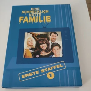 Eine schrecklich nette Familie - Erste Staffel (2 DVDs) | DVD | Zustand sehr gut - Bild 1 von 5
