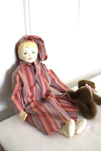 Muñeca cabeza/manos de porcelana de hueso de niño de 10" Royal Doulton Vestido de noche/gorra de oso de felpa - Imagen 1 de 9