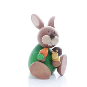 Osterhase sitzend mit Schnecke und Möhre BxH 6x9cm NEU Hase Osterfigur Osterdeko - Bild 1 von 2