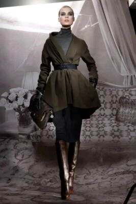 Lanvin..Hiver..Francia..2009..Alber Elbaz..¡Un abrigo de lana en gris! Foto 1 de 4