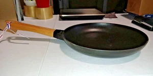 Staub Cast Iron Beechwood Handle 11-inch Fry Pan, Made in France - Picture 1 of 5