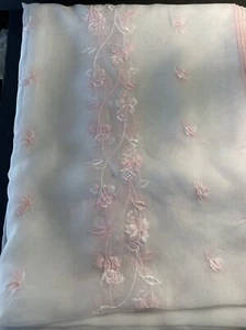 "Cubierta superpuesta de mesa rosa rosa bordada brillante transparente de organza NUEVA 60"" X 84""" - Imagen 1 de 4