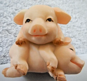 VINTAGE - TWO HAPPY PIGS / PIGLETS PLAYING - CUTE PIG FIGURINE - SMALL FIGURINE - Picture 1 of 14