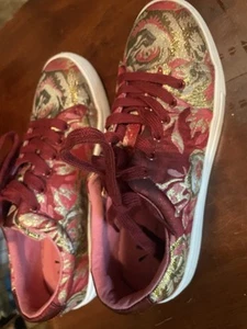 Hübsche Isaac Mizrahi Damen Sneaker, Burgund Gold und Grün - Bild 1 von 7