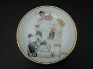 Placa Coleccionista Norman Rockwell Tratamiento Completo Porcelana Miniatura 1983 De Colección - Imagen 1 de 9