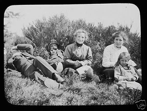 Linterna Mágica de Vidrio Diapositiva GRUPO EDUARDIANO DESCANSANDO EN EL SOPORTE C1910 - Imagen 1 de 2