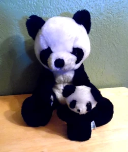 Vintage 1979 Daikin Panda Stofftier Bär mit Baby Panda 10 Zoll hoch in sitzender Position - Bild 1 von 2