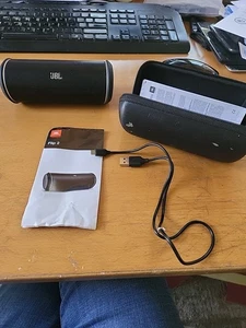 JBL Flip 2 Tragbarer Bluetooth Lautsprecher Schwarz Gehäuse und Kabel FUNKTIONIERT! - Bild 1 von 5