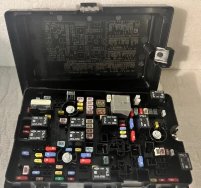 Chrysler Pacifica 2018-2021 módulo central de distribución de energía/caja de fusibles con remolque Foto 1 de 3