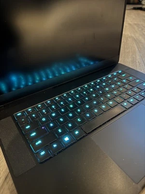 Razer Blade 15 Advanced 2018, Win 11, i7-8750H, 16GB, 512GB SSD, GTX 1070 Max Q - Imagem 1 de 4