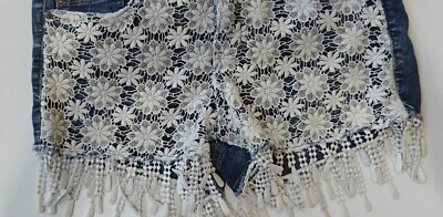 l.e.i. Pantalones cortos de mezclilla Ashley tiro bajo flecos de encaje para mujer talla 7. Excelente estado  Foto 1 de 4