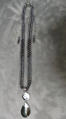 Conjunto de collar y pendientes colgantes de perlas cultivadas grises y abulón de ley Foto 1 de 4