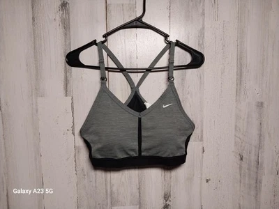 Sujetador deportivo Nike para mujer gris Dri Fit triángulo acolchado correas ajustables talla grande Foto 1 de 4